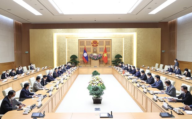 Thủ tướng Phạm Minh Chính hội kiến Chủ tịch Quốc hội Lào Saysomphone Phomvihane. (Ảnh: Dương Giang/TTXVN)