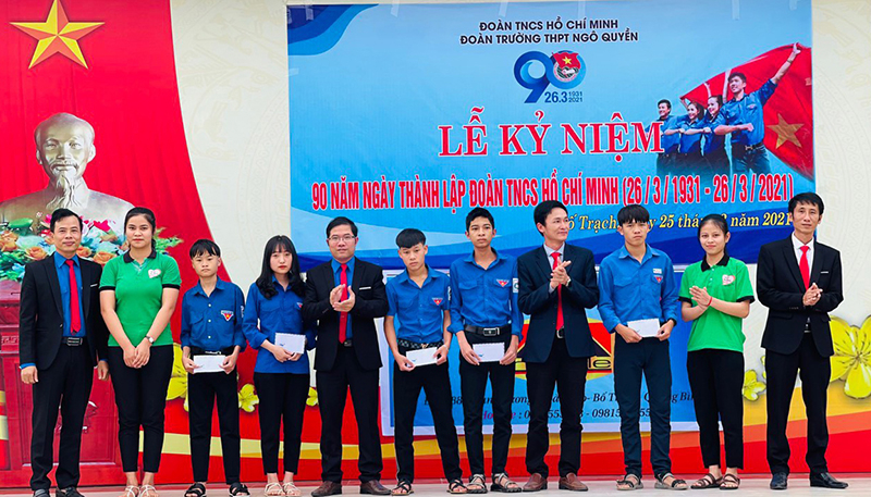Hội CTĐ nhà trường trao quà hỗ trợ cho học sinh có hoàn cảnh khó khăn nhân dịp 26-3-2021