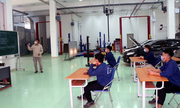 Các học viên khoa công nghệ ôtô được học lý thuyết và thực hành sư phạm ngay trong xưởng học. (Ảnh: Đại Nghĩa/TTXVN)