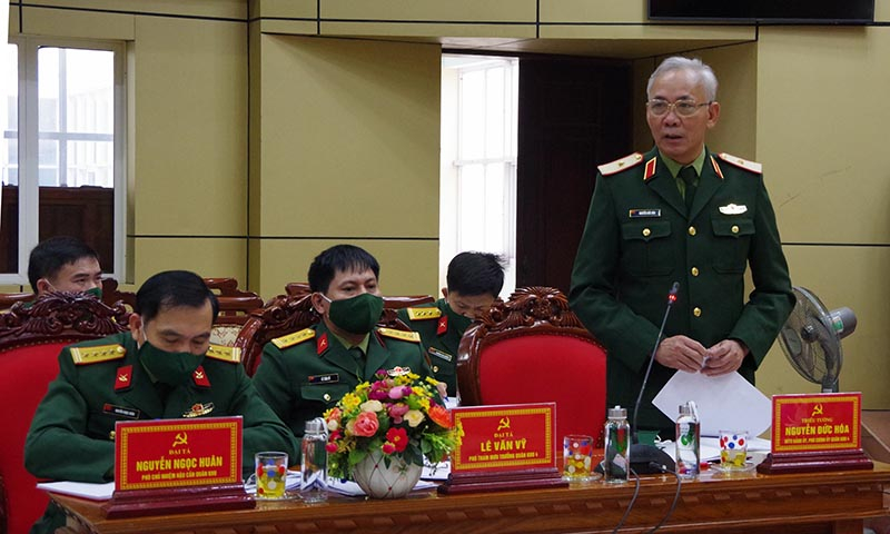Thiếu tướng Nguyễn Đức Hóa, Phó Chính ủy Quân khu 4 phát biểu chỉ đạo tại hội nghị