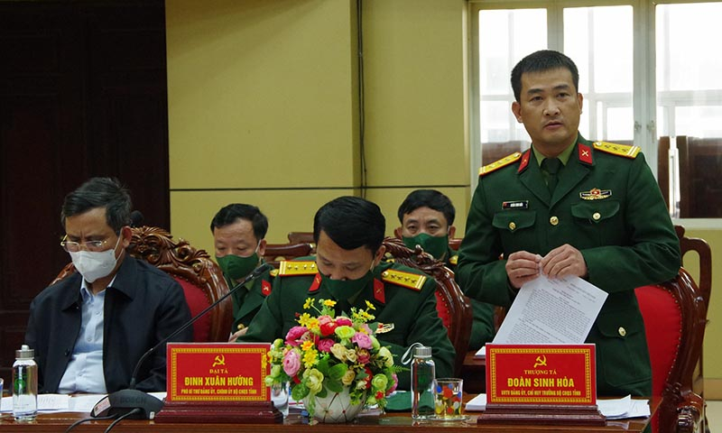 Thượng tá Đoàn Sinh Hòa, Ủy viên Ban Thường vụ Tỉnh ủy, Chỉ huy trưởng Bộ CHQS tỉnh phát biểu tại hội nghị