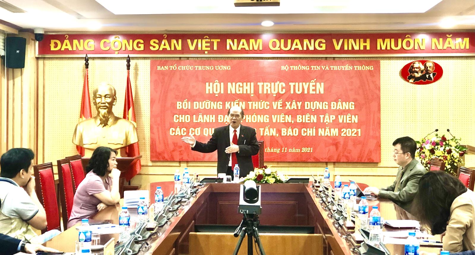  Ông Nguyễn Đức Hà, nguyên Vụ trưởng Vụ Cơ sở đảng, Ban Tổ chức Trung ương cho rằng: Đấu tranh ngăn chặn, đẩy lùi có hiệu quả tình trạng suy thoái về tư tưởng chính trị, đạo đức, lối sống, những biểu hiện “tự diễn biến”, “tự chuyển hóa” trong nội bộ, gắn với đẩy mạnh học tập và làm theo tư tưởng, đạo đức, phong cách Hồ Chí Minh.