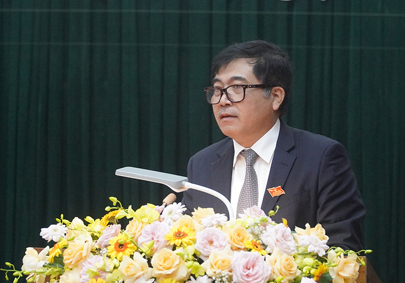 Phó Chủ tịch Thường trực UBND tỉnh Đoàn Ngọc Lâm trình bày báo cáo của UBND tỉnh về tình hình thực hiện kế hoạch năm 2021 và kế hoạch phát triển kinh tế - xã hội (KT-XH) năm 2022