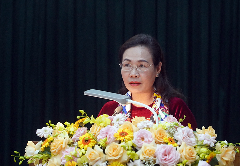 Chủ tịch Ủy ban MTTQVN tỉnh Phạm Thị Hân trình bày báo cáo của UBMTTQVN tỉnh  về tổng hợp ý kiến, kiến nghị của cử tri và Nhân dân 