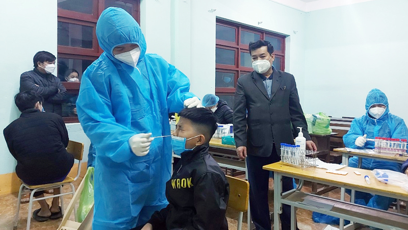 Ngay trong đêm 7-12, lực lượng y tế đã tổ chức lấy mẫu test nhanh sàng lọc những người có liên quan.