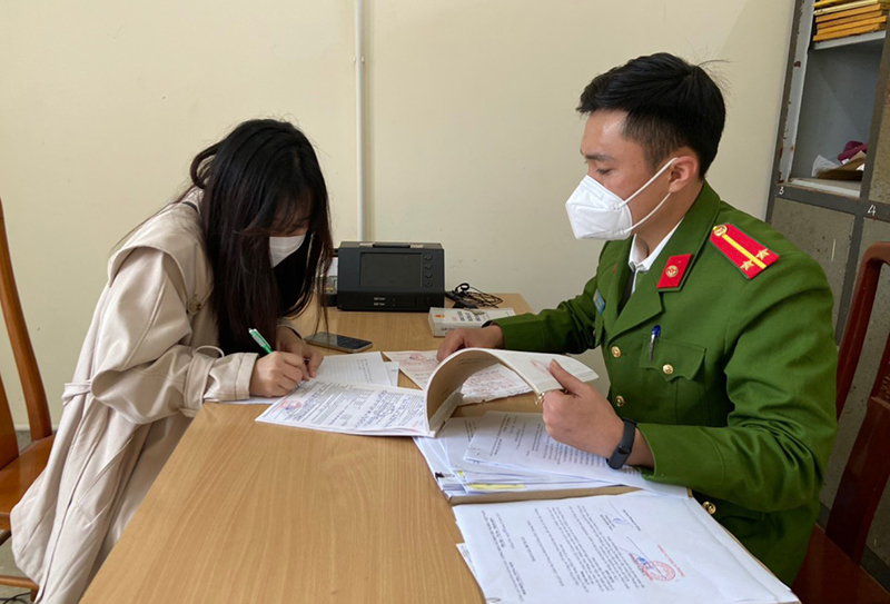 Công an TP. Đồng Hới xử phạt Phạm Thị Y. N. về hành vi “Không chấp hành các biện pháp phòng, chống dịch bệnh của cơ quan, tổ chức”. 