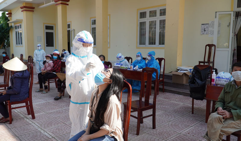 Lấy mẫu xét nghiệm tầm soát Covid-19.