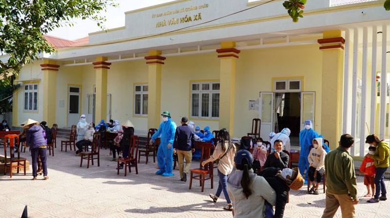 Lấy mẫu xét nghiệm diện rộng.