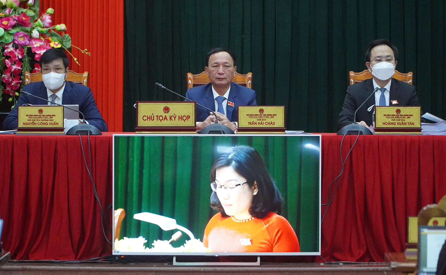 Các đồng chí trong Thường trực HĐND tỉnh điều hành phiên họp