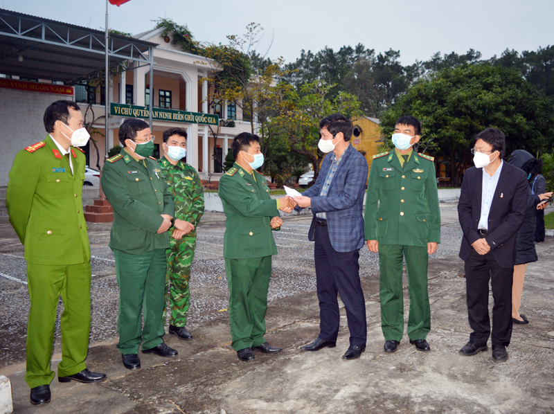 Đồng chí Phó Chủ tịch UBND tỉnh Hồ An Phong trao quà động viên lực lượng làm nhiệm vụ tại khu cách ly tập trung phòng. chống dịch Covid-19 tại Tiểu đoàn huấn luyện cơ động, BCH BĐBP tỉnh