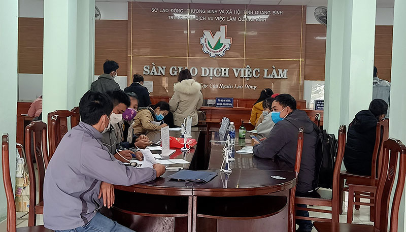 Trung tâm Dịch vụ việc làm tỉnh hỗ trợ tư vấn cho người lao động chế độ bảo hiểm thất nghiệp.
