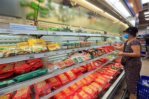 Người dân mua hàng tại siêu thị. (Nguồn: TTXVN)