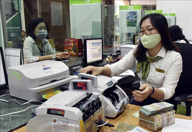 Khách hàng giao dịch tại Hội sở Vietcombank. Ảnh minh họa: Trần Việt/TTXVN