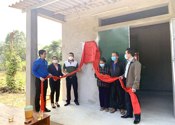  Các đơn vị hỗ trợ và chính quyền địa phương bàn giao nhà cho bà Nguyễn Thị Thành, thôn 5, xã Xuân Trạch (Bố Trạch).