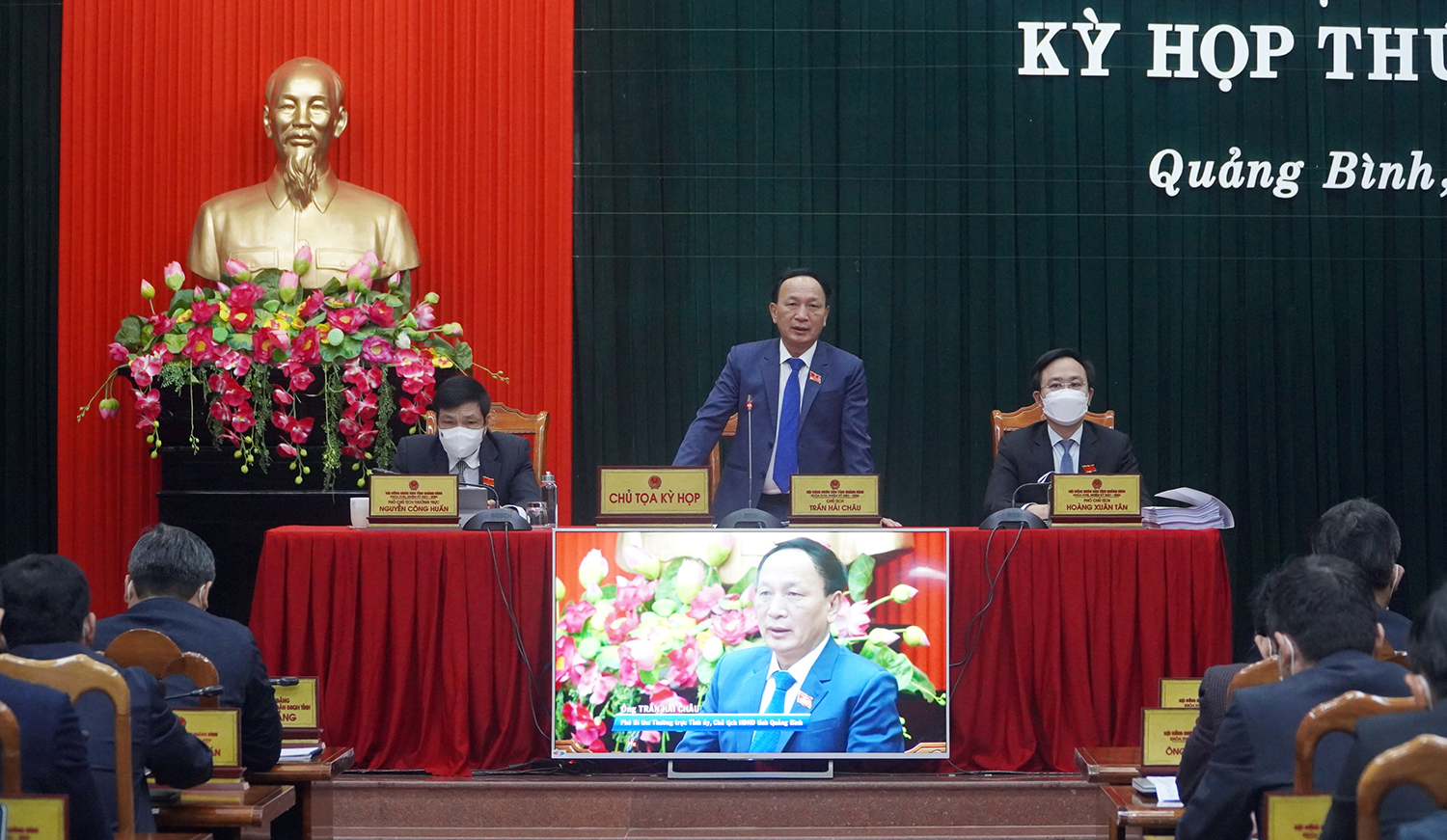 Các đồng chí trong Thường trực HĐND tỉnh điều hành phiên chất vấn và trả lời chất vấn.