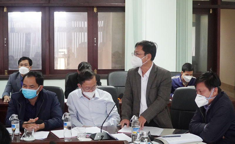 Đại diện Trung tâm Kiểm soát bệnh tật Quảng Bình trao đổi về công truy vết, xét nghiệm. 
