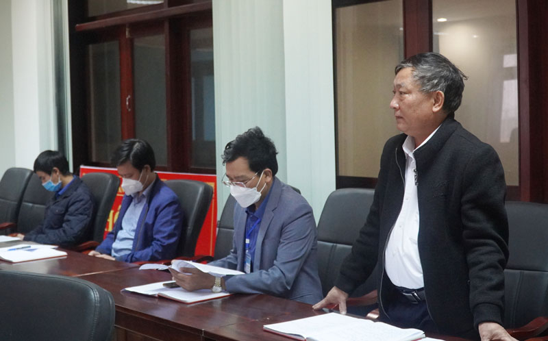 Lãnh đạo xã Quảng Châu báo cáo tình hình chống dịch tại xã. 