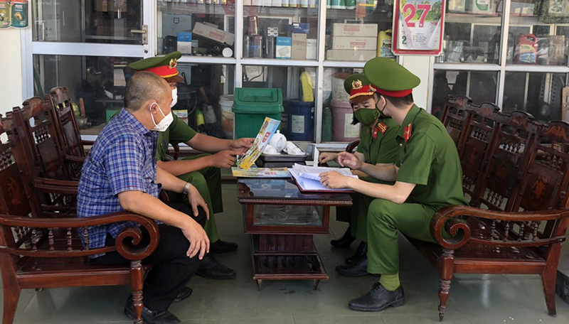 Lực lượng công an bám chặt cơ sở, tuyên truyền phổ biến giáo dục pháp luật cho người dân, góp phần giữ vững tình hình an ninh trật tự. 