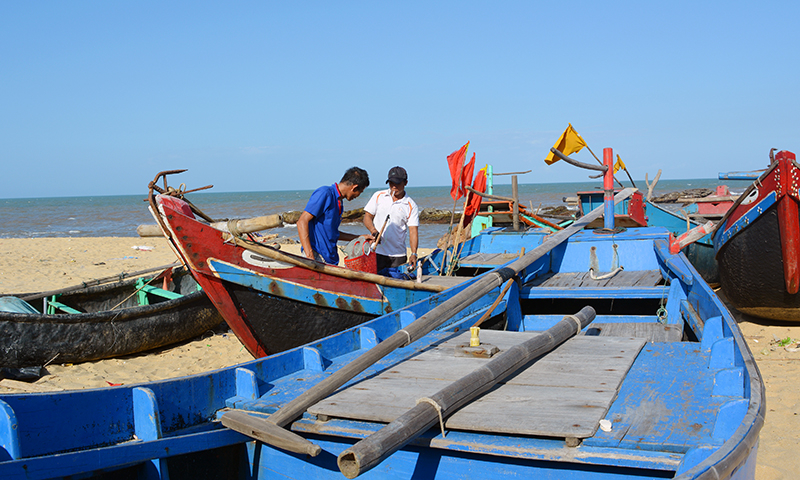 Nhiều thuyền, bơ nan của người dân các xã biển nằm phơi trên cát lâu ngày nên bị hư hỏng.