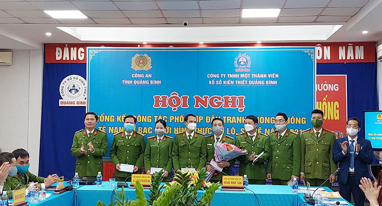 Khen thưởng các đơn vị đạt thành tích trong công tác đấu tranh phòng, chống tệ nạn cờ bạc dưới hình thức số đề