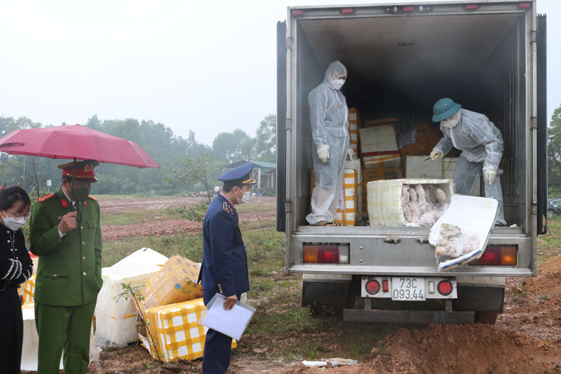 Quá trình tiêu hủy tang vật vi phạm được giám sát chặt chẽ, đảm bảo tuân thủ đúng các quy định.