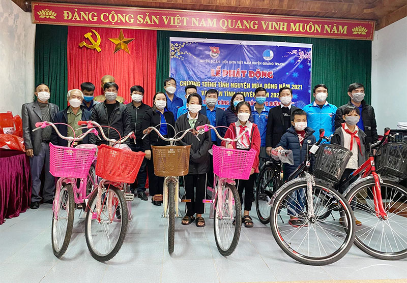 Trao tặng xe đạp cho các em học sinh có hoàn cảnh khó khăn