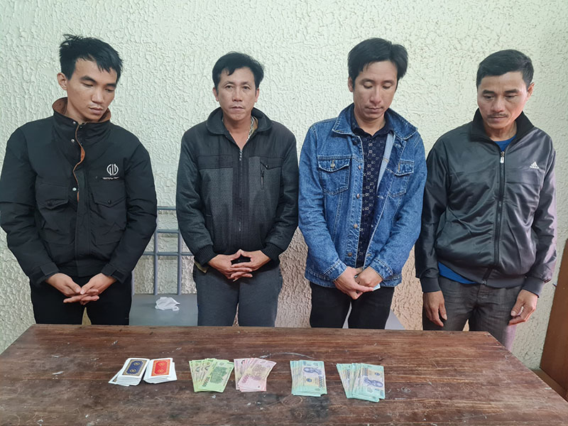 Các đối tượng đánh bạc tại cơ quan công an.