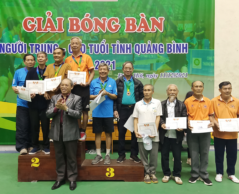 Đồng Chí Đinh Minh Thử, trưởng Ban đại diện Hội NCT tỉnh trao giải nhất, nhì, ba và khuyến khích cho các đôi nam trên 70 tuổi.