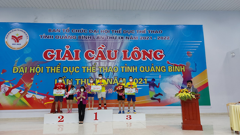 Ban tổ chức trao giải cho các VĐV thi đấu nội dung đôi nam nữ