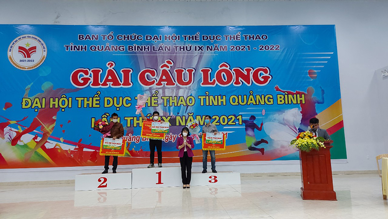 Ban tổ chức trao giải cho đơn vị nhất toàn đoàn.   