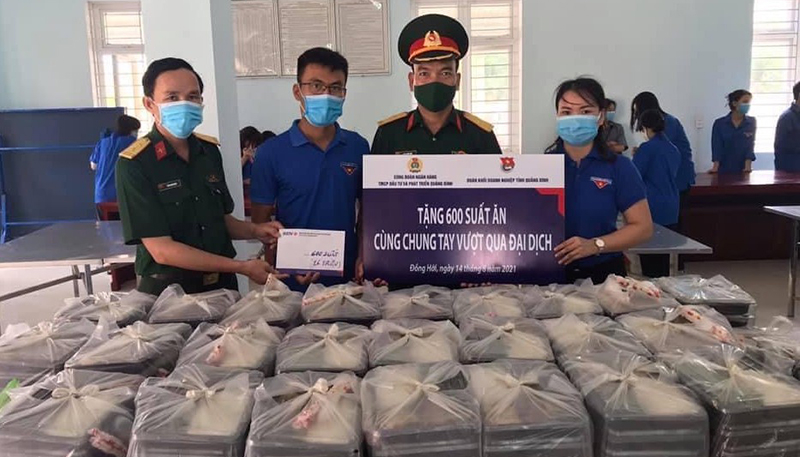 Đại diện Ban Thường vụ Đoàn Khối Doanh nghiệp tỉnh hỗ trợ suất ăn cho các khu cách ly trên địa bàn tỉnh.