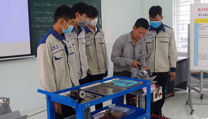 Trong các giờ lên lớp, anh Lê Thanh Sơn tâm huyết truyền đạt kiến thức và kỹ năng nghề cho học sinh, sinh viên.