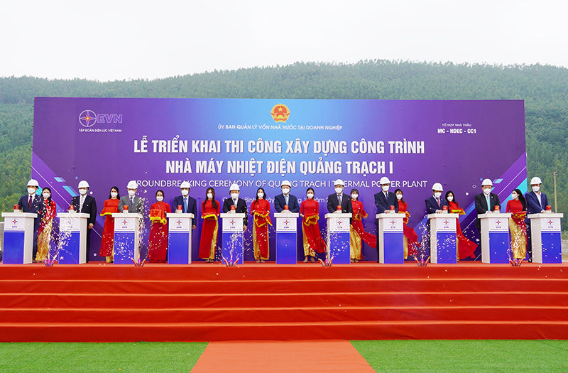 Các đại biểu thực hiện nghi thức bấm nút triển khai thi công Nhà máy Nhiệt điện Quảng Trạch I