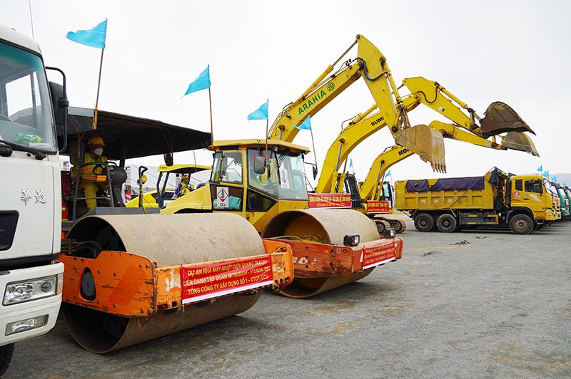 Các phương tiện, máy móc triển khai thi công công trình.