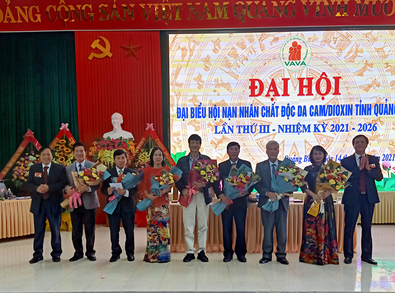 Tặng hoa cho BCH khóa II không tham gia BCH khóa III.