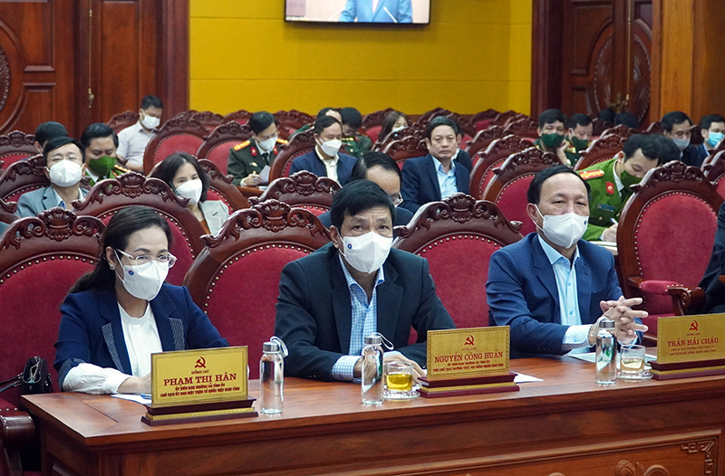 Các đồng chí lãnh đạo tỉnh dự hội nghị tại điểm cầu Quảng Bình.
