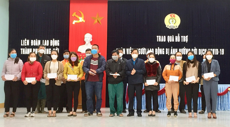 Lãnh đạo LĐLĐ tỉnh trao quà hỗ trợ đoàn viên, NLĐ trên địa bàn thành phố Đồng Hới.