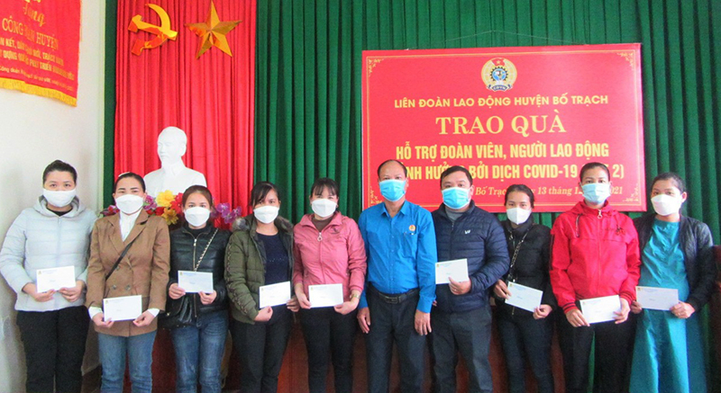 Lãnh đạo LĐLĐ huyện Bố Trạch trao quà hỗ trợ đoàn viên, NLĐ trên địa bàn huyện.