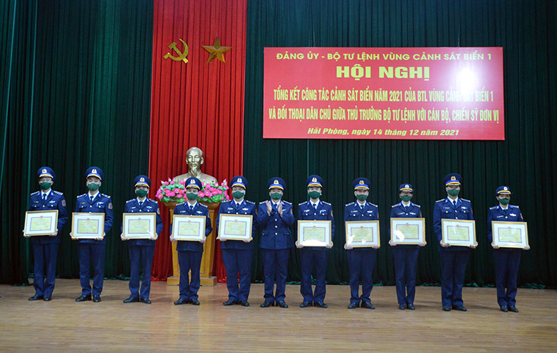 Đại tá Trần Văn Rồng trao thưởng cho đại diện cá nhân đạt danh hiệu Chiến sĩ thi đua cơ sở năm 2021