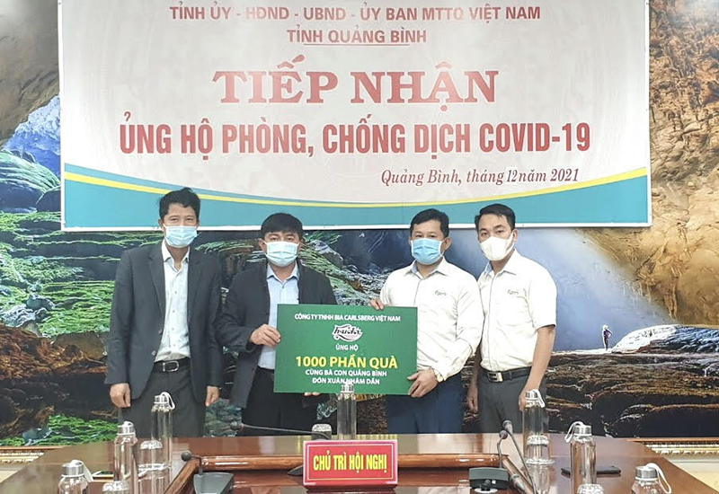 Đại diện nhãn hiệu Huda trao tượng trưng 1.000 suất quà Tết cho Ủy ban MTTQVN tỉnh. 