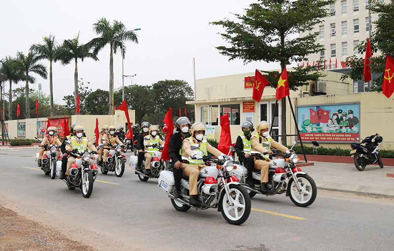 Các lực lượng Công an tỉnh diễu hành biểu dương lực lượng, ra quân tấn công, trấn áp tội phạm 