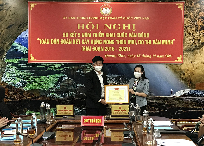   Đồng chí Chủ tịch Ủy ban MTTQVN tỉnh Phạm Thị Hân trao bằng khen của Ủy ban Trung ương MTTQVN cho ông Cái Văn Sỹ.
