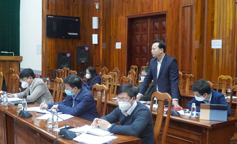 Đại diện Công an tỉnh trao đổi về việc phối hợp tại điểm tiêm vắc xin Trung tâm huấn luyện thể dục thể thao Công an tỉnh.