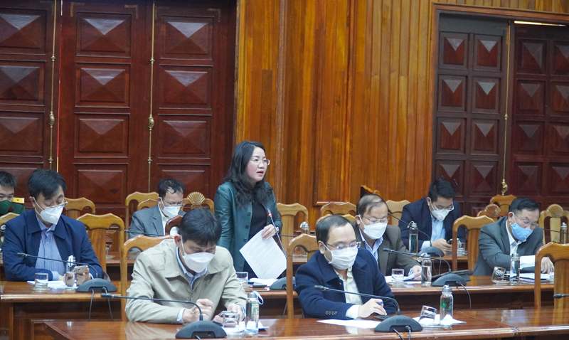 Đại diện lãnh đạo TP. Đồng Hới báo cáo công tác tiêm vắc xin trên địa bàn.