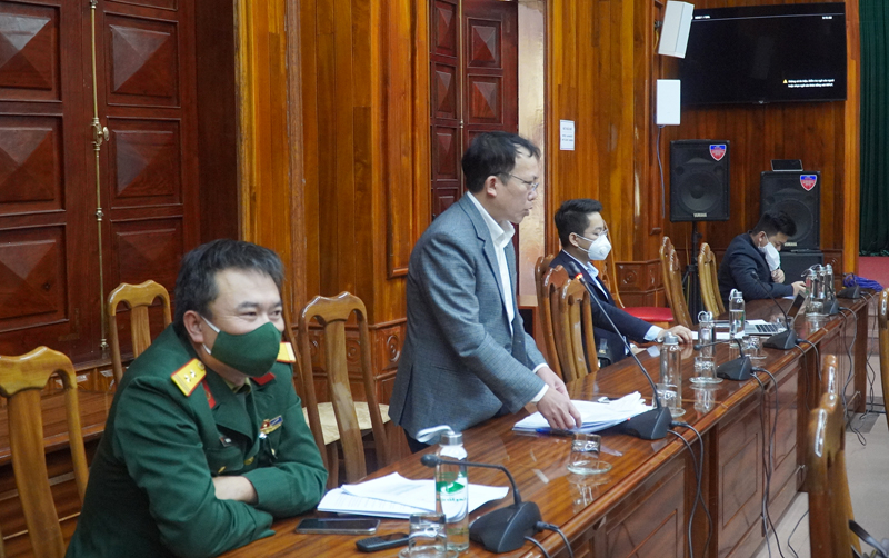 Đại diện huyện Bố Trạch trao đổi về tình hình phối hợp triển khai thử nghiệm vắc xin giai đoạn 3 do Nhật Bản sản xuất.