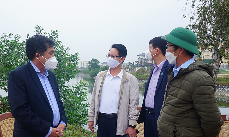 Đồng chí Phó Chủ tịch Thường trực UBND tỉnh Đoàn Ngọc Lâm kiểm tra thực địa một dự án triển khai tại phường Đức Ninh Đông, TP. Đồng Hới.