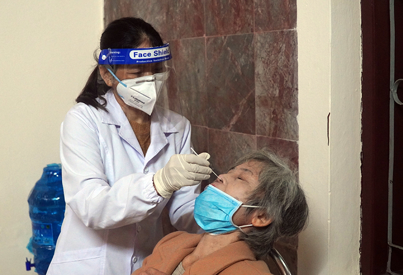 Công dân được kiểm tra y tế và test nhanh Covid-19
