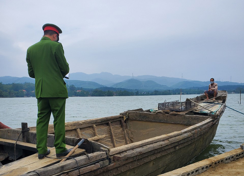 Phương tiện khai thác cát trái phép bị bắt giữ.
