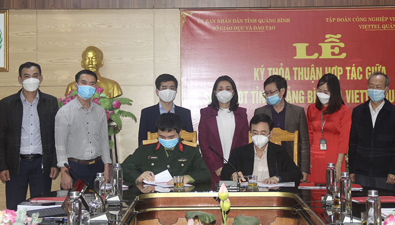 Đại diện lãnh đạo Sở GD-ĐT và Viettel Quảng Bình ký kết thoả thuận hợp tác về chuyển đổi số giai đoạn 2021-2025. 
