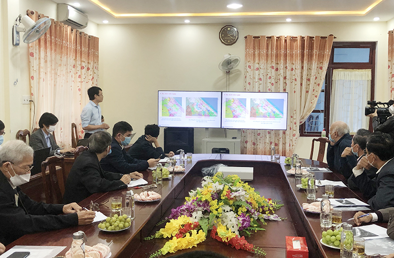 Đại diện nhóm nghiên cứu thuyết minh các phương án thoát lũ cho vùng Lệ Thủy - Quảng Ninh.